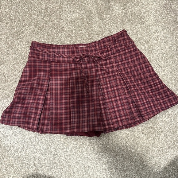 hollister red pleated skirt - Picture 2 of 6